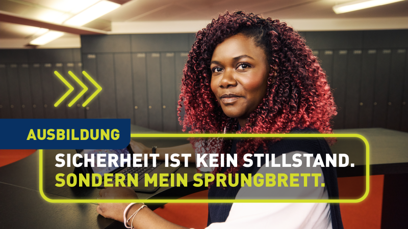 Auszubildende in einem modernen Büro der DRV Bund mit rotem Teppich und großen Schränken im Hintergrund
