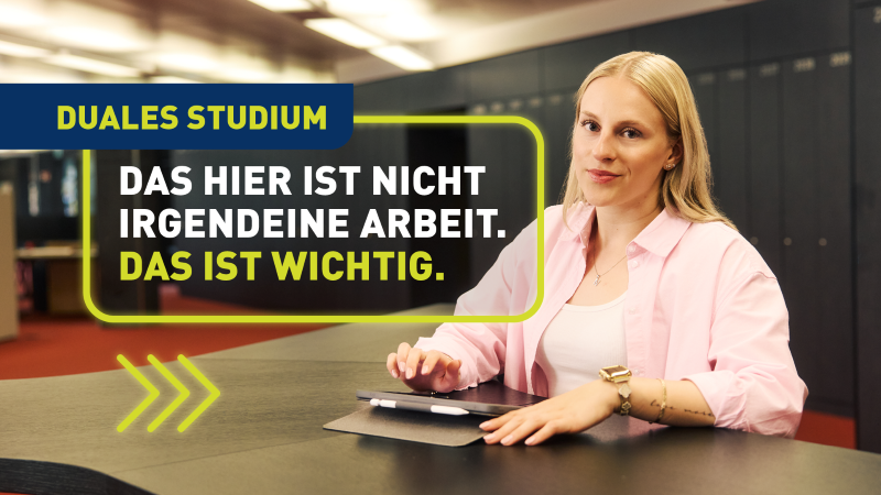 Duale Studentin der DRV mit einem Tablet in den Händen in einem modernen Büro der DRV Bund