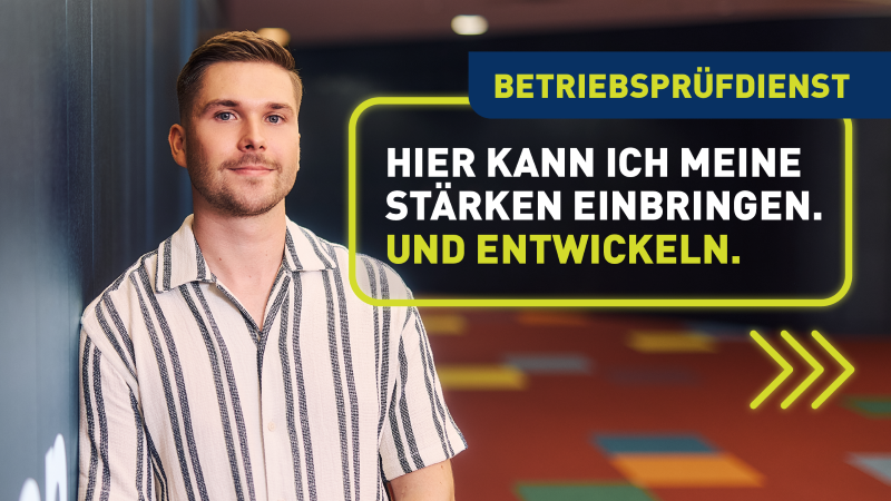 Dualer Student der DRV Bund lehnt an einem schwarzen Schrank im DRV Bund Büro