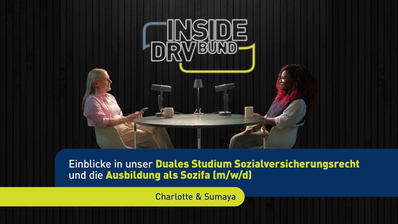 Zwei Frauen sitzen sich an einem Tisch gegenüber
