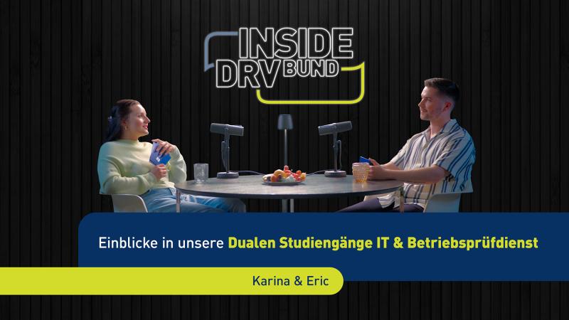 Eine Frau und ein Mann sitzen sich am Tisch gegenüber