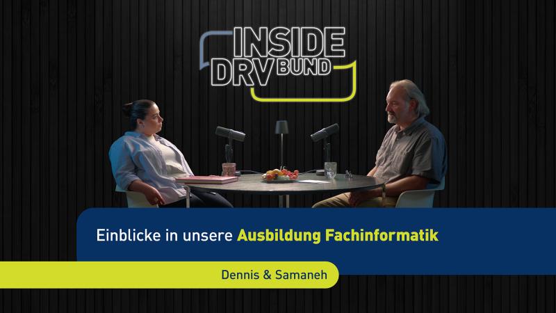 Eine Frau und ein Mann sitzen sich am Tisch gegenüber