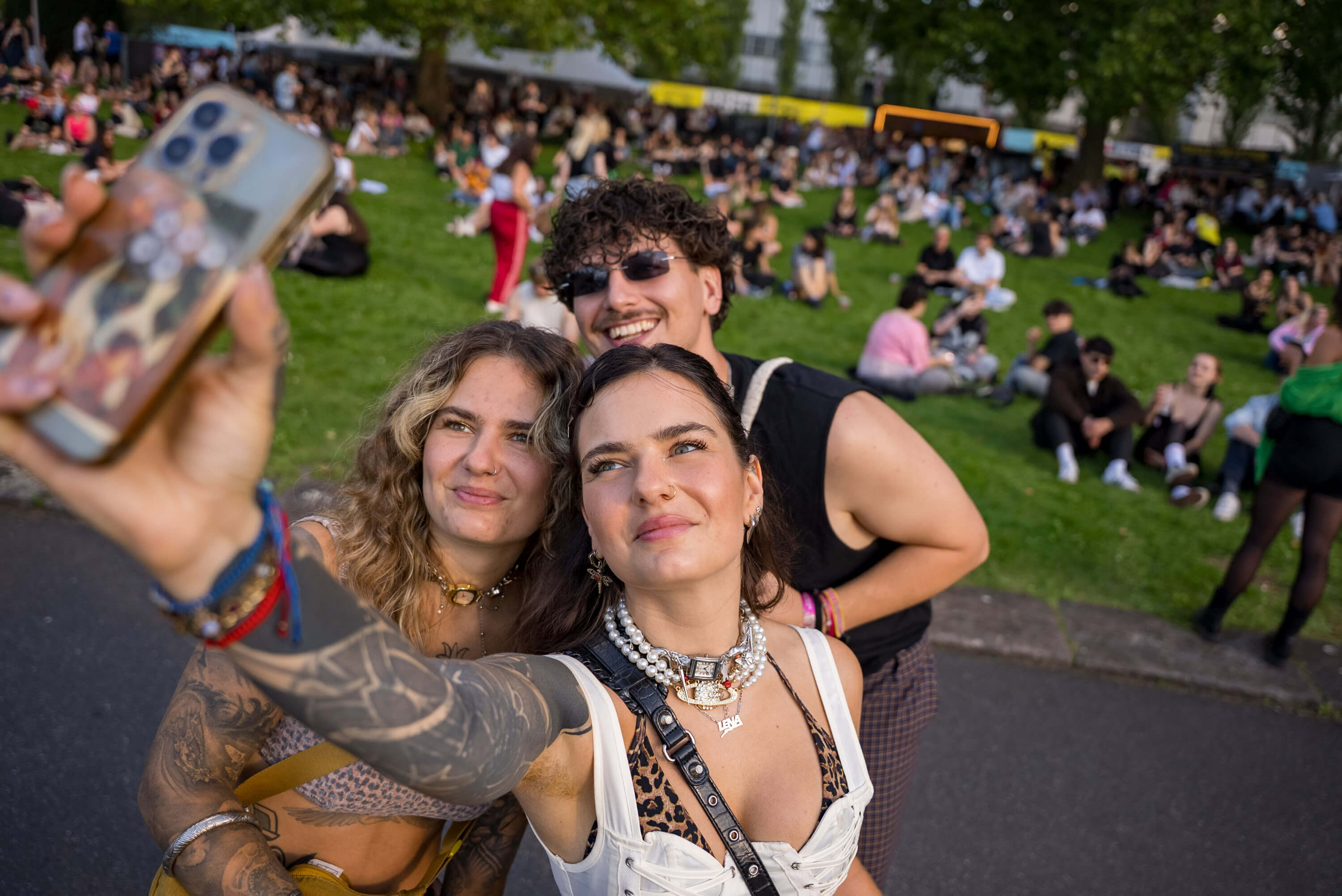 Eine Gruppe mit drei jungen Leuten feiert auf dem IFA Sommergarten.