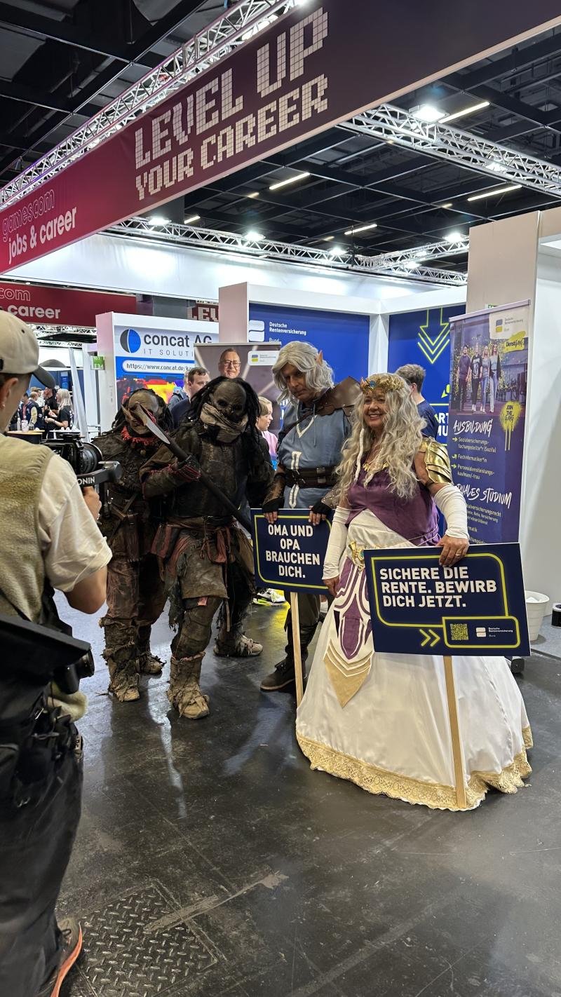 DRV Bund Mitarbeiter auf der Gamescom verkleidet als gealterte Zelda und Link